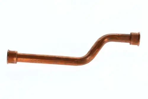 Kupferne Rohrverbindung in gebogener Form, hergestellt von Bosch. Das Rohr hat an beiden Enden aufgenommene Anschlussstücke zur Verbindung.